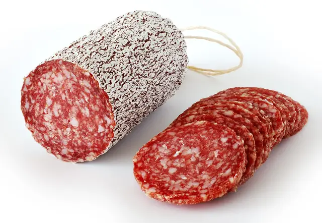 Salame cortado en fetas